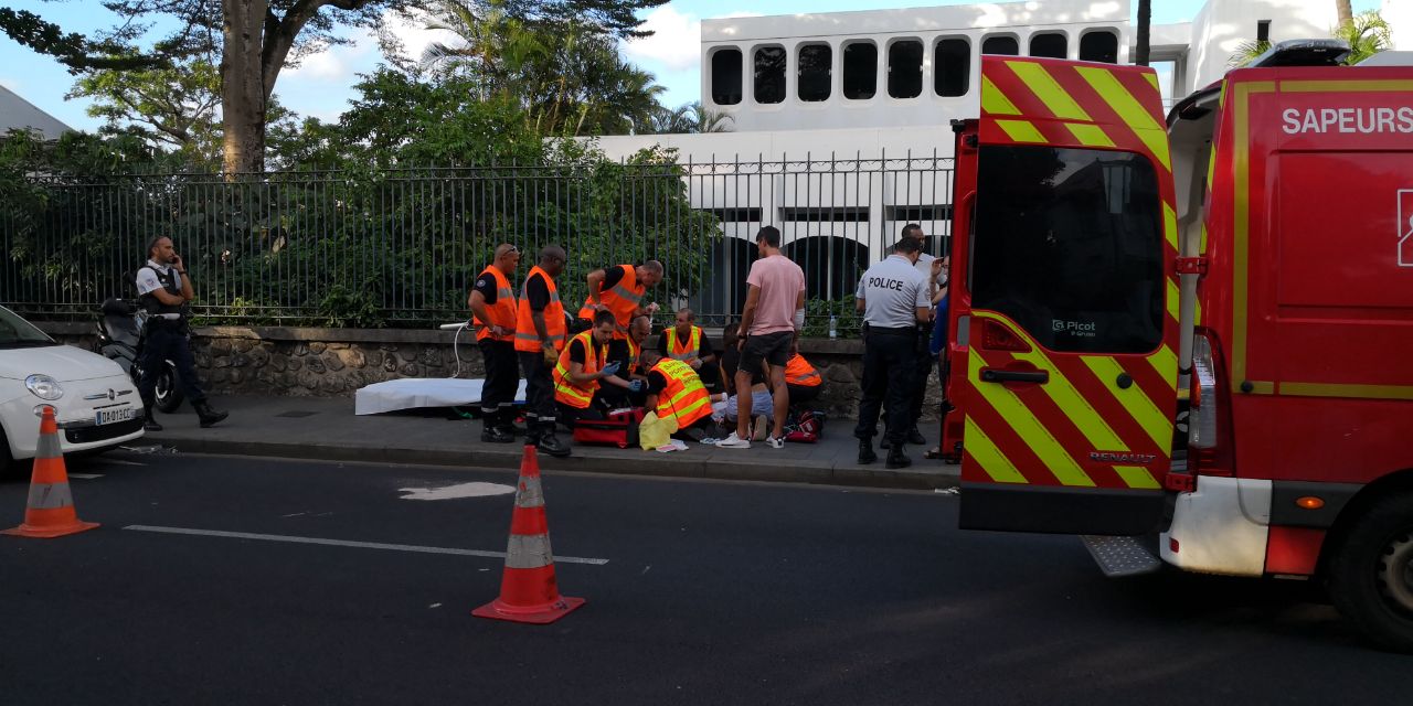 Collision scooter contre voiture rue de Paris. Un enfant médicalisé
