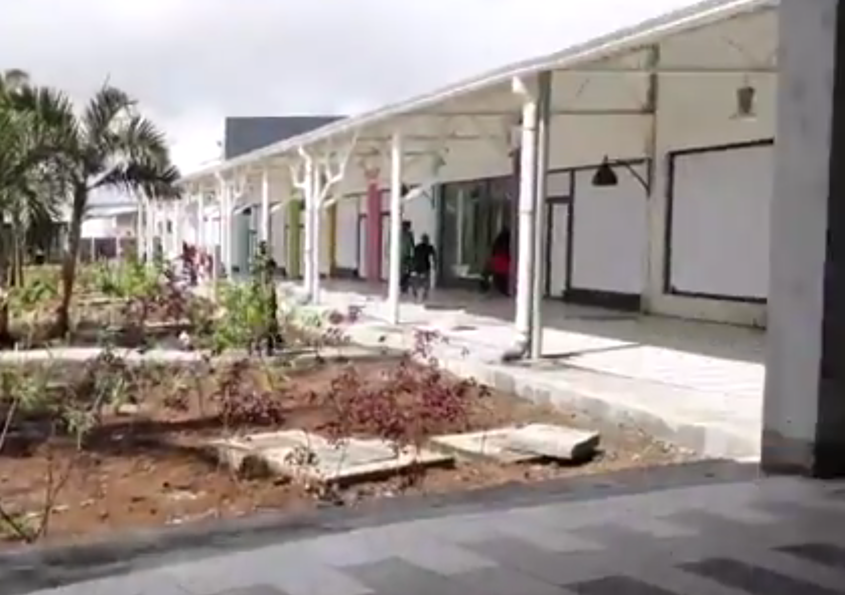Apavou inaugure un centre commercial à Maurice