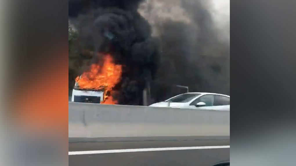 [PHOTOS] Route des Tamarins: Un camion transportant des roches se renverse et prend feu