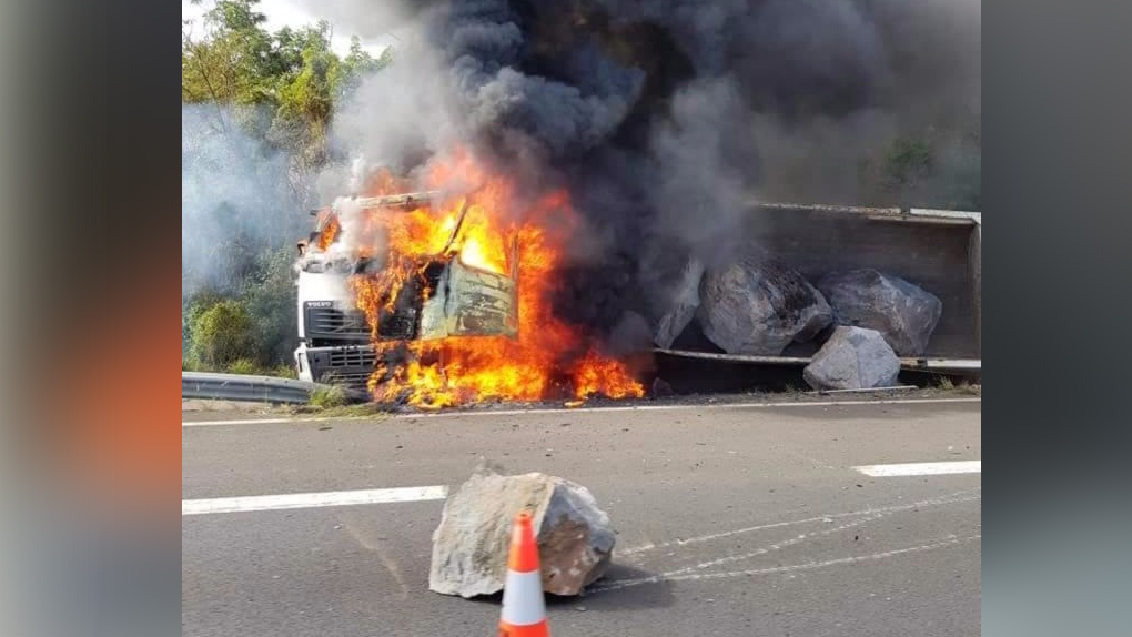 [PHOTOS] Route des Tamarins: Un camion transportant des roches se renverse et prend feu
