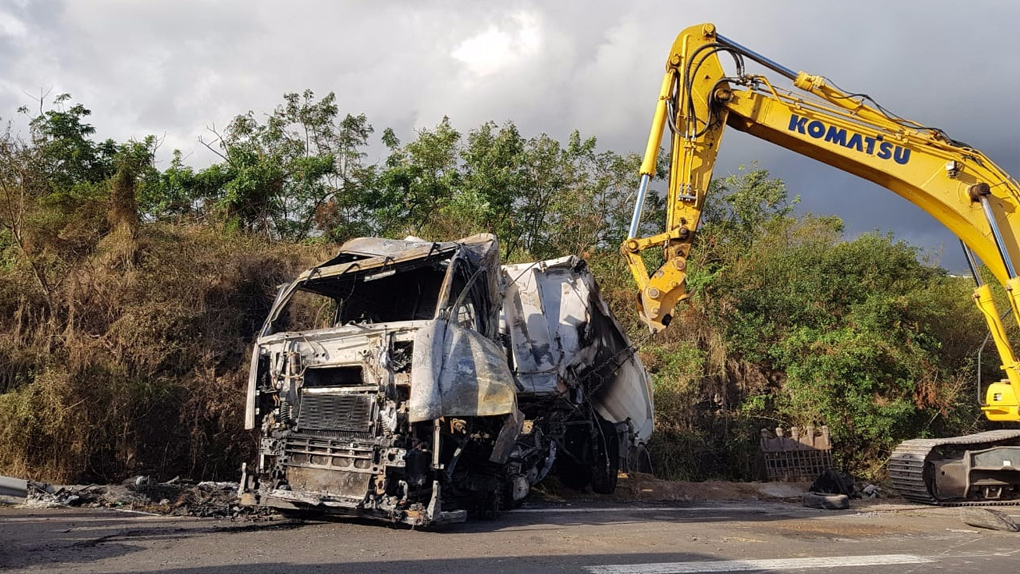 [PHOTOS] Route des Tamarins: Un camion transportant des roches se renverse et prend feu