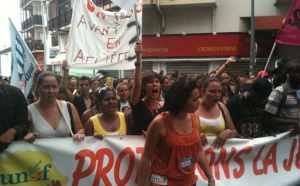 10h : Lycéens et syndicalistes se retrouvent devant le Petit marché