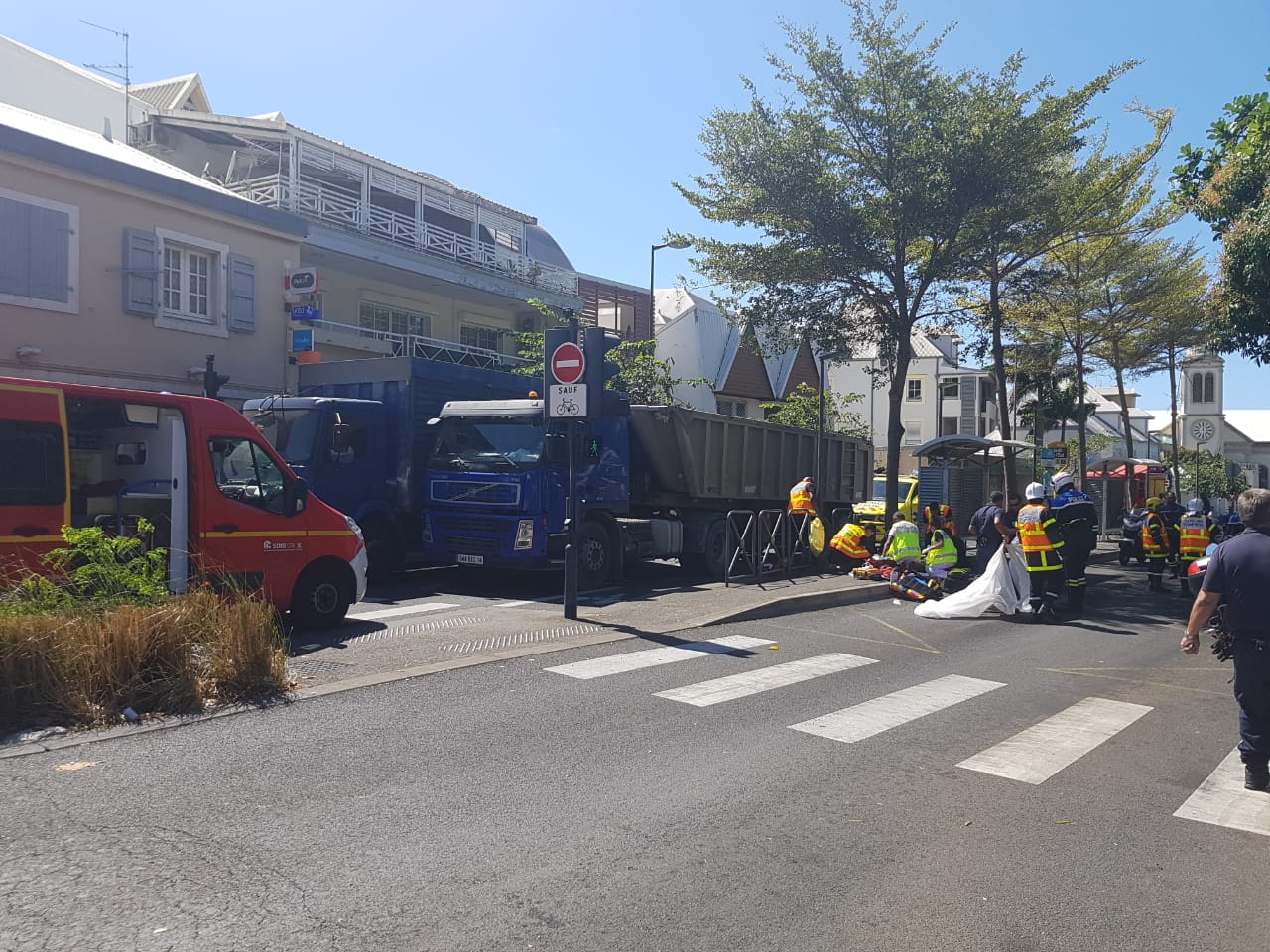 Une femme meurt écrasée par un camion devant le Jardin de l'Etat