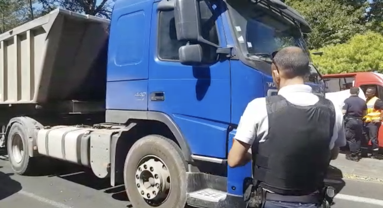 Une femme meurt écrasée par un camion devant le Jardin de l'Etat