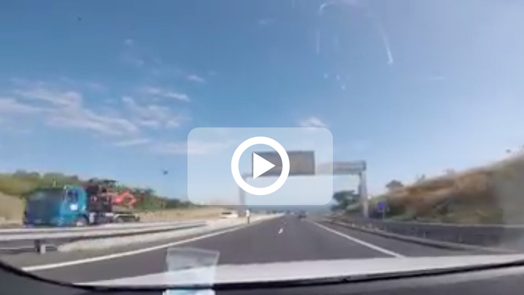Un fou du volant filmé sur la route des Tamarins