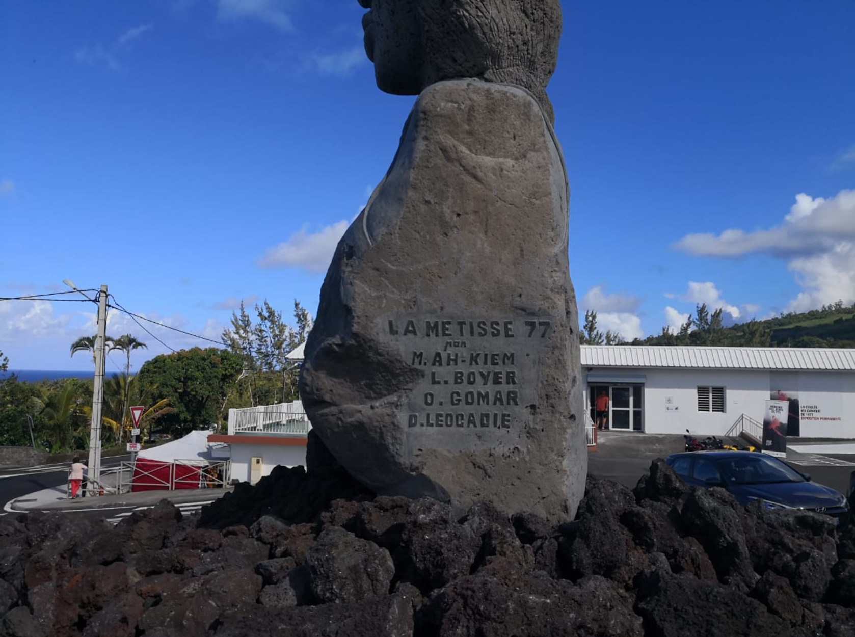 Eglise Ste-Rose: Une statue en hommage à la coulée de 1977