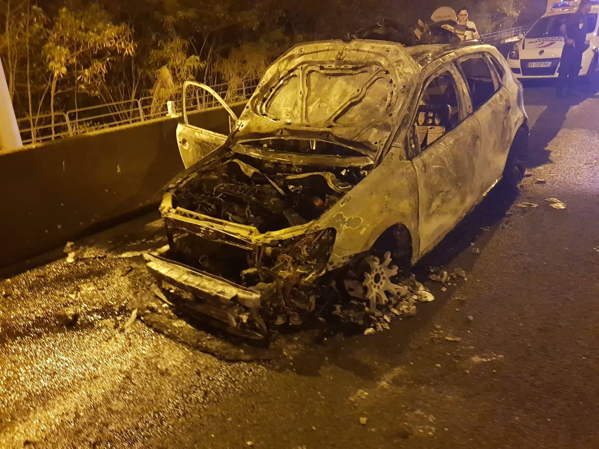 ??Gillot: Une voiture prend feu sur la 4 voies, un 2ème véhicule percute le muret pour l'éviter