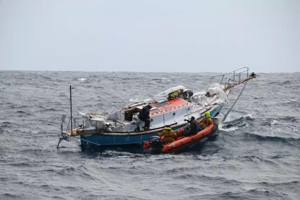 Golden Globe Race: Le skipper indien secouru par le patrouilleur français Osiris