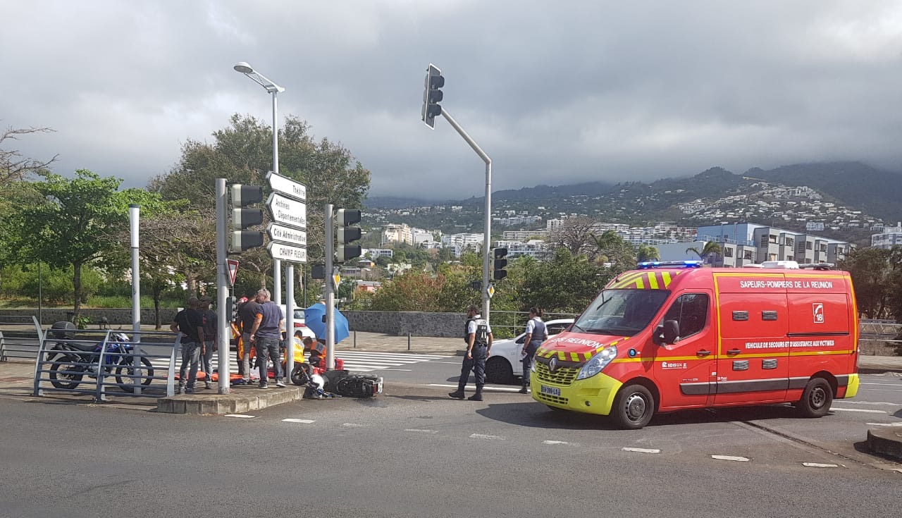 Un scootériste fuit un contrôle de police et provoque un accident