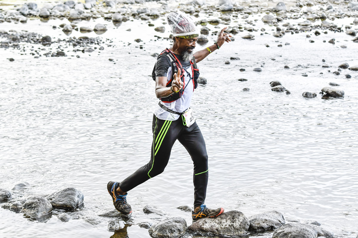 ? En images: Les raideurs traversent la Rivière des Galets