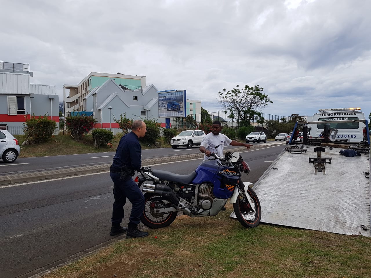 ?? Une moto percute une voiture du convoi ministériel