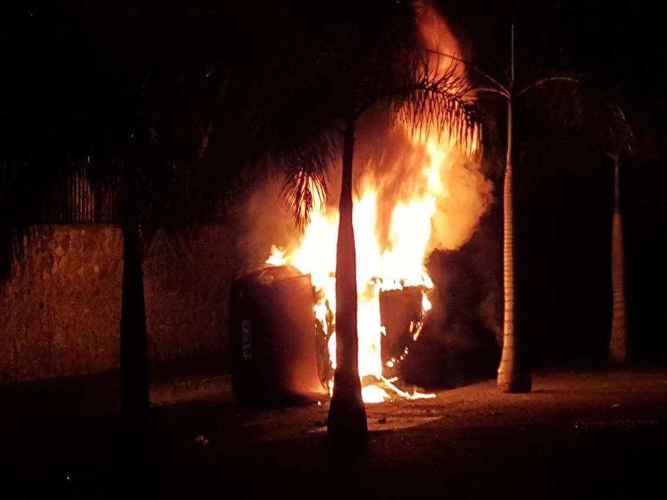 St-Denis: Rond-point et voiture en feu aux Camélias