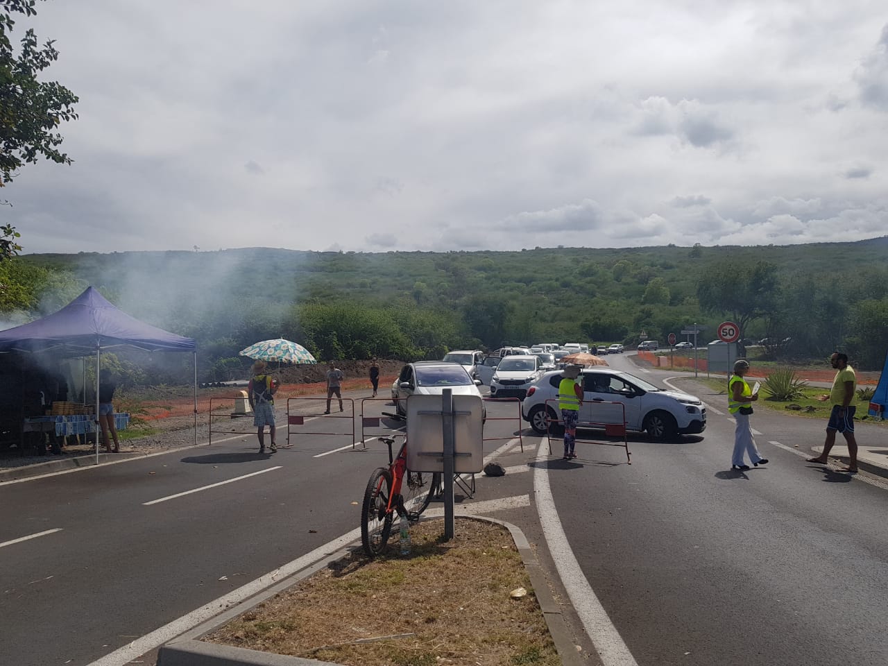 ??Rond point du jardin d'Eden: Un touriste énervé manque de renverser un manifestant
