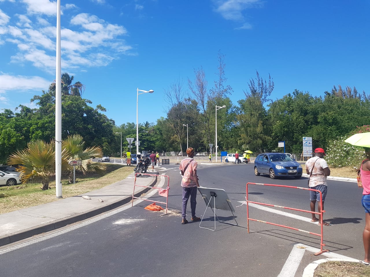 ??Rond point du jardin d'Eden: Un touriste énervé manque de renverser un manifestant