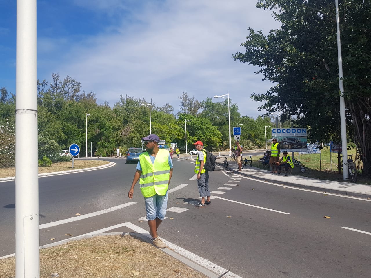 ??Rond point du jardin d'Eden: Un touriste énervé manque de renverser un manifestant