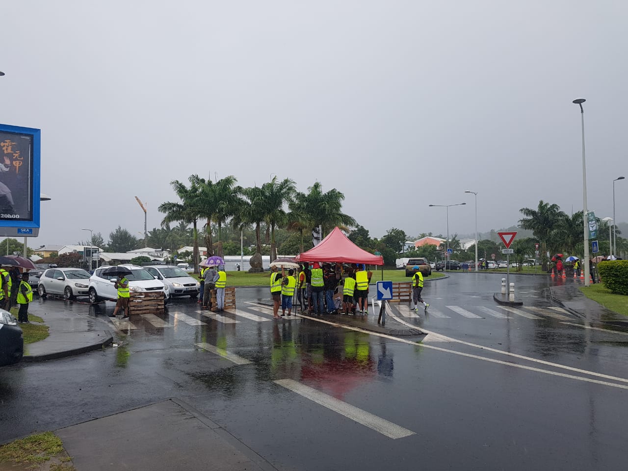 ? Un comité d'accueil attend les clients du Carrefour Sainte-Suzanne