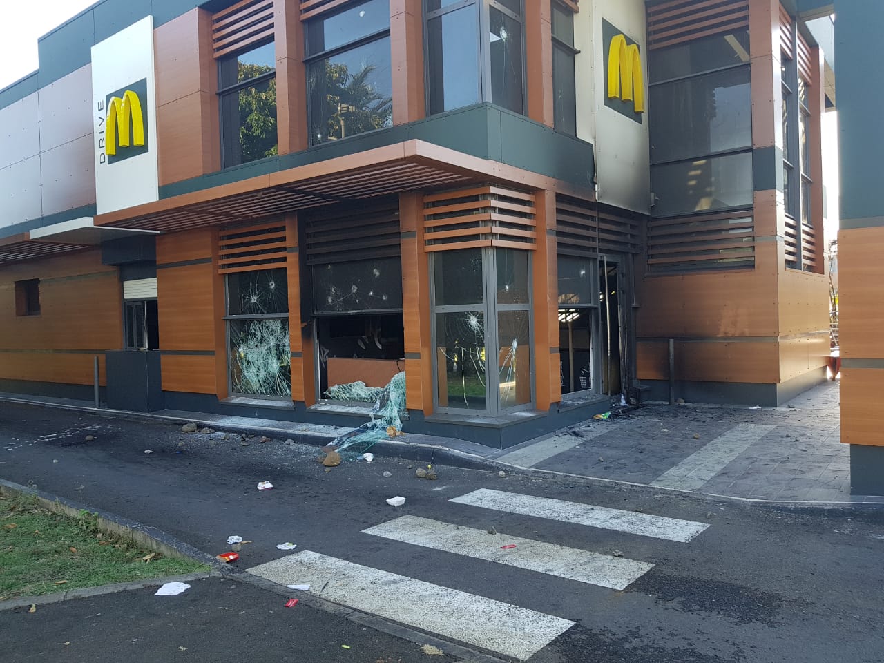 ??Le triste état du McDonald's du Port