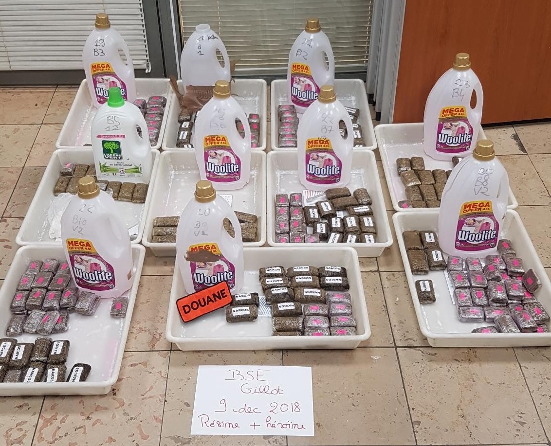 ? Gillot : Les photos de la drogue dissimulée dans des bidons de lessive