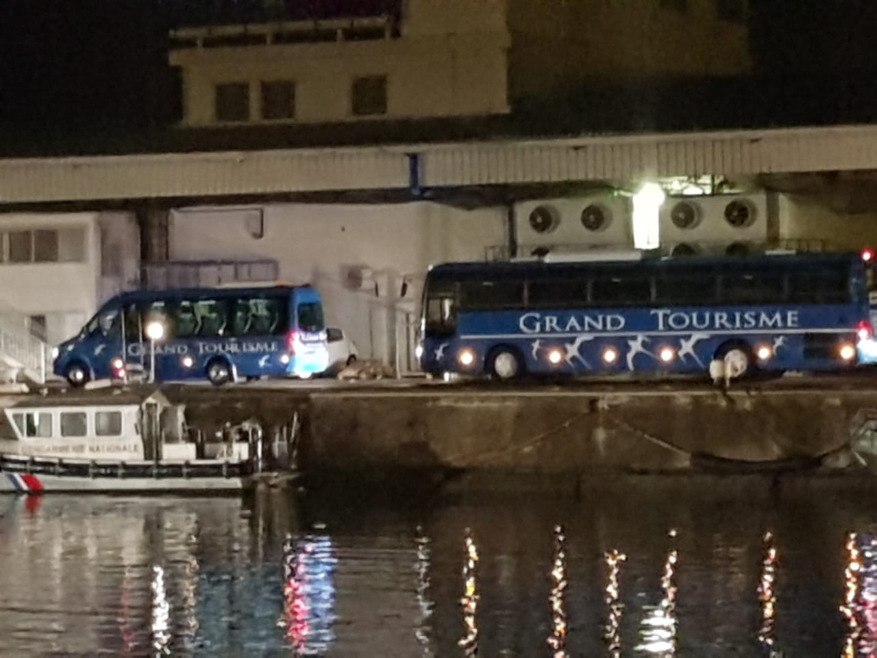 ?? Les migrants Sri Lankais débarquent au Port Ouest sous escorte policière