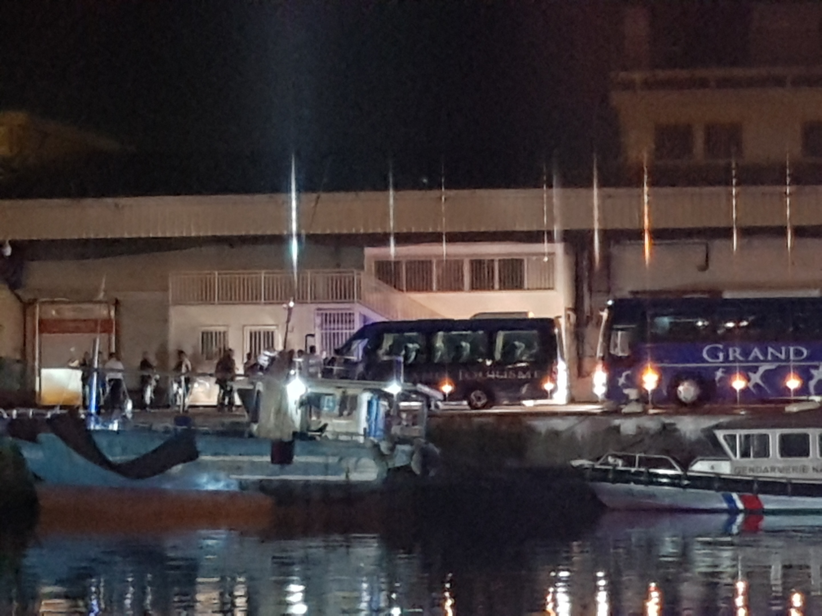 ?? Les migrants Sri Lankais débarquent au Port Ouest sous escorte policière