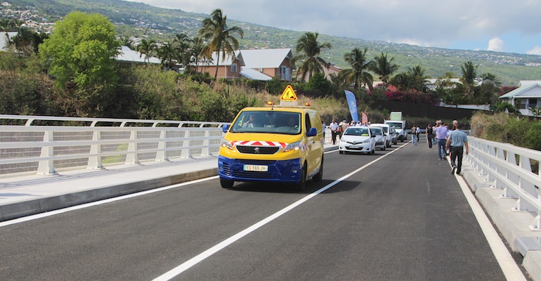 Liaison effective entre RD2 et RD4 par le pont de la Ravine la Plaine