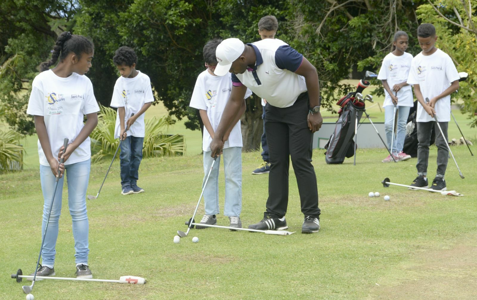 Les enfants de 1000 Sourires en compagnie des pros  du Trophée Professionnel de l’Océan Indien de golf