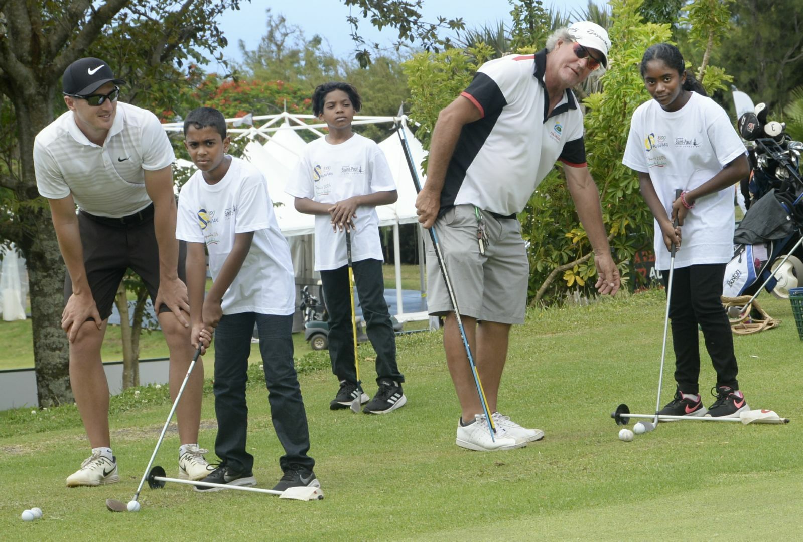 Les enfants de 1000 Sourires en compagnie des pros  du Trophée Professionnel de l’Océan Indien de golf