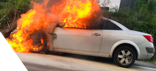 Voiture en feu à Plateau Caillou