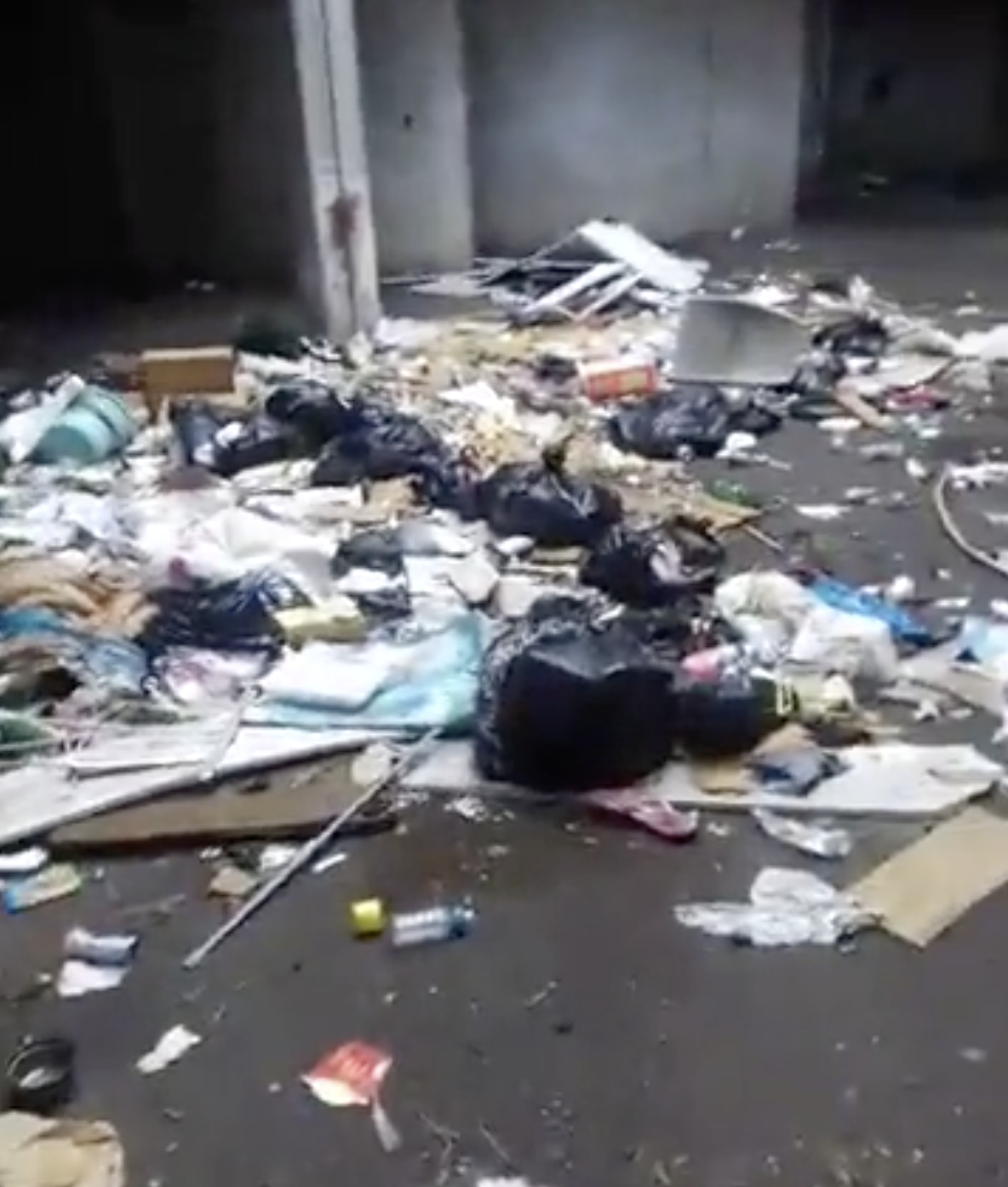 ? Le Port: Les images édifiantes d'une résidence sociale qui croule sous les déchets