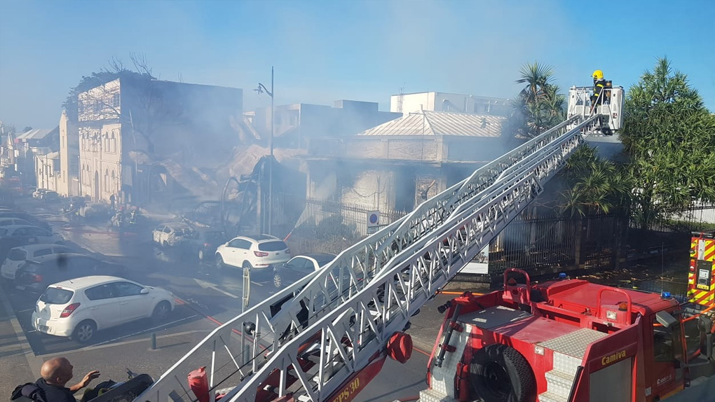 ?? St-Denis : Impressionnant incendie au Palais Rontaunay