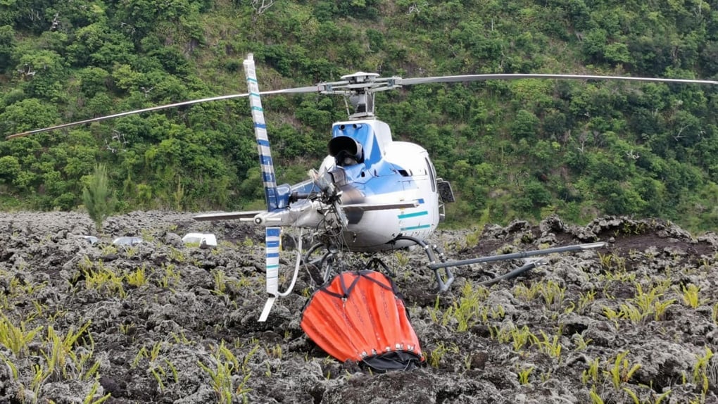 ??Atterrissage en urgence pour un hélicoptère bombardier d'eau au Grand Brulé