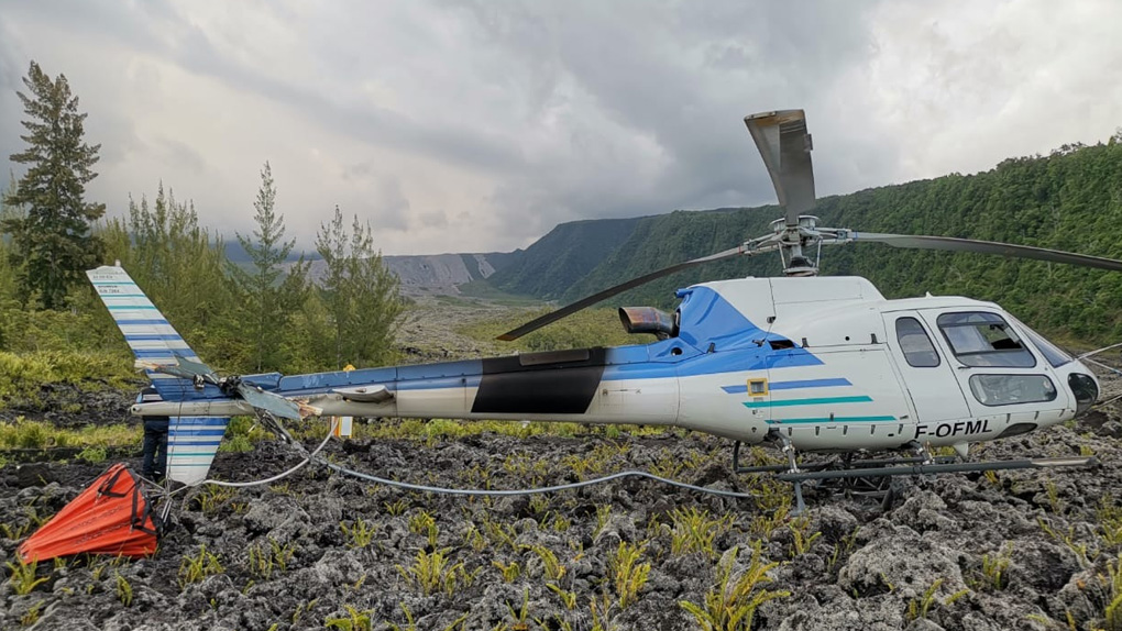 ??Atterrissage en urgence pour un hélicoptère bombardier d'eau au Grand Brulé