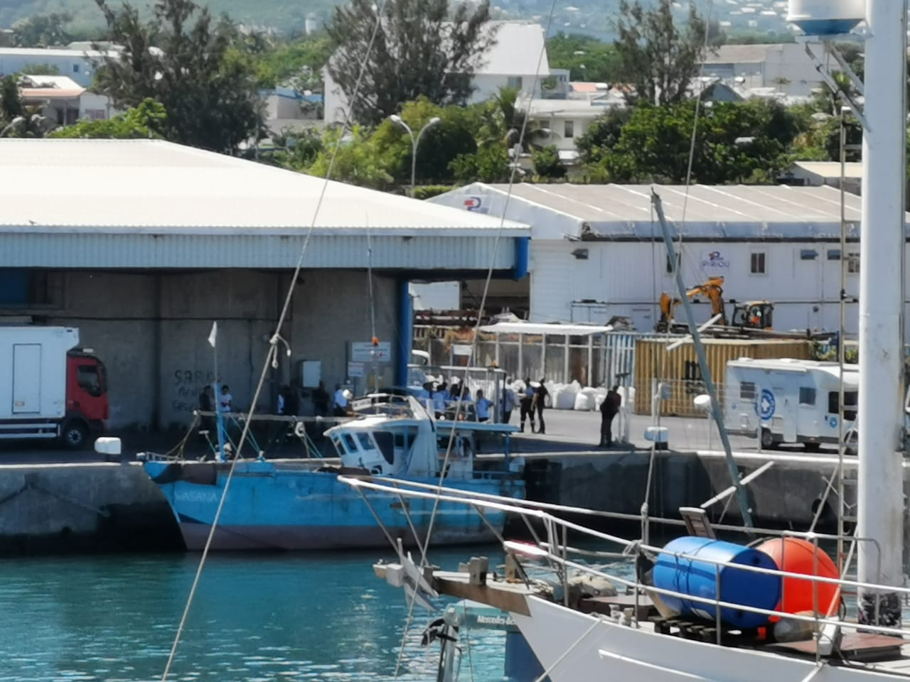 ?? Le bateau de migrants a accosté au grand port maritime