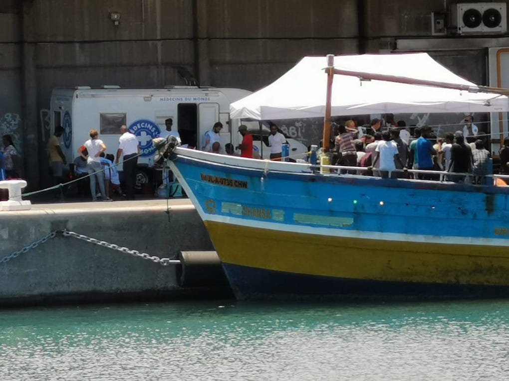?? Le bateau de migrants a accosté au grand port maritime