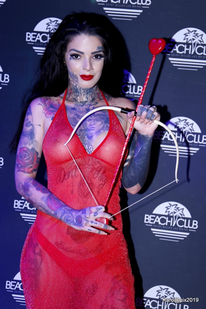? La sexy gogo danseuse Mia Dolls fait son show au Beach Club