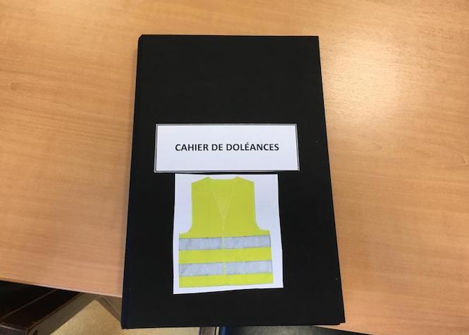 Les maires de l'ouest remettent les cahiers de doléance au sous-préfet
