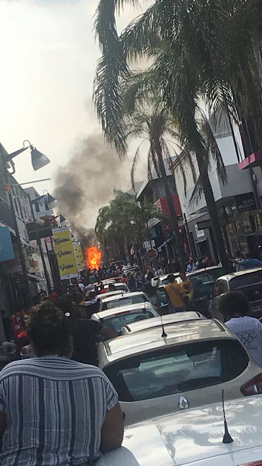 St-Pierre : Une moto à 3 roues détruite par un incendie en plein centre-ville