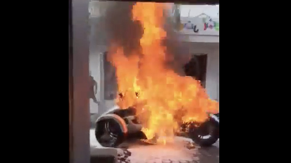 St-Pierre : Une moto à 3 roues détruite par un incendie en plein centre-ville