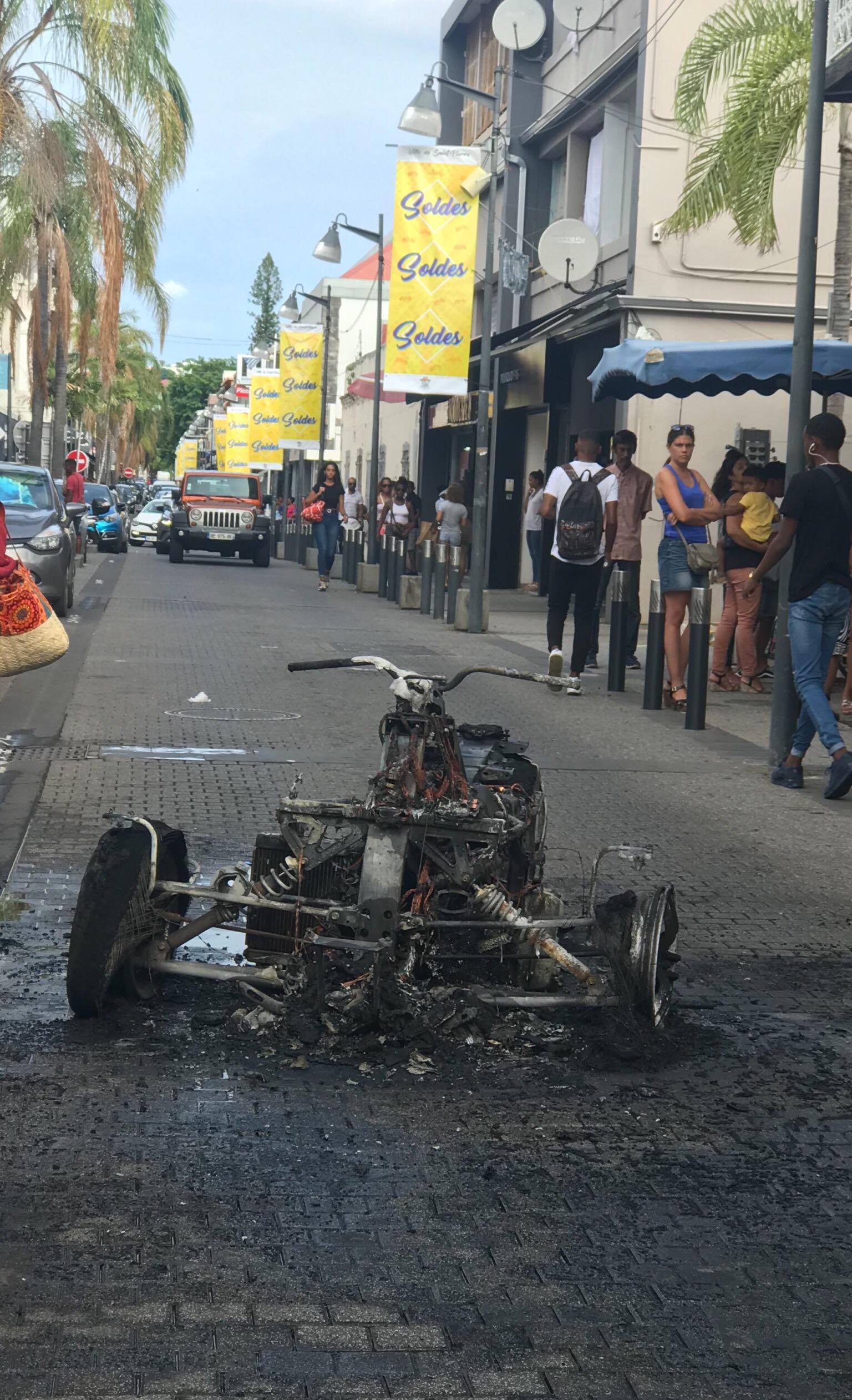 St-Pierre : Une moto à 3 roues détruite par un incendie en plein centre-ville