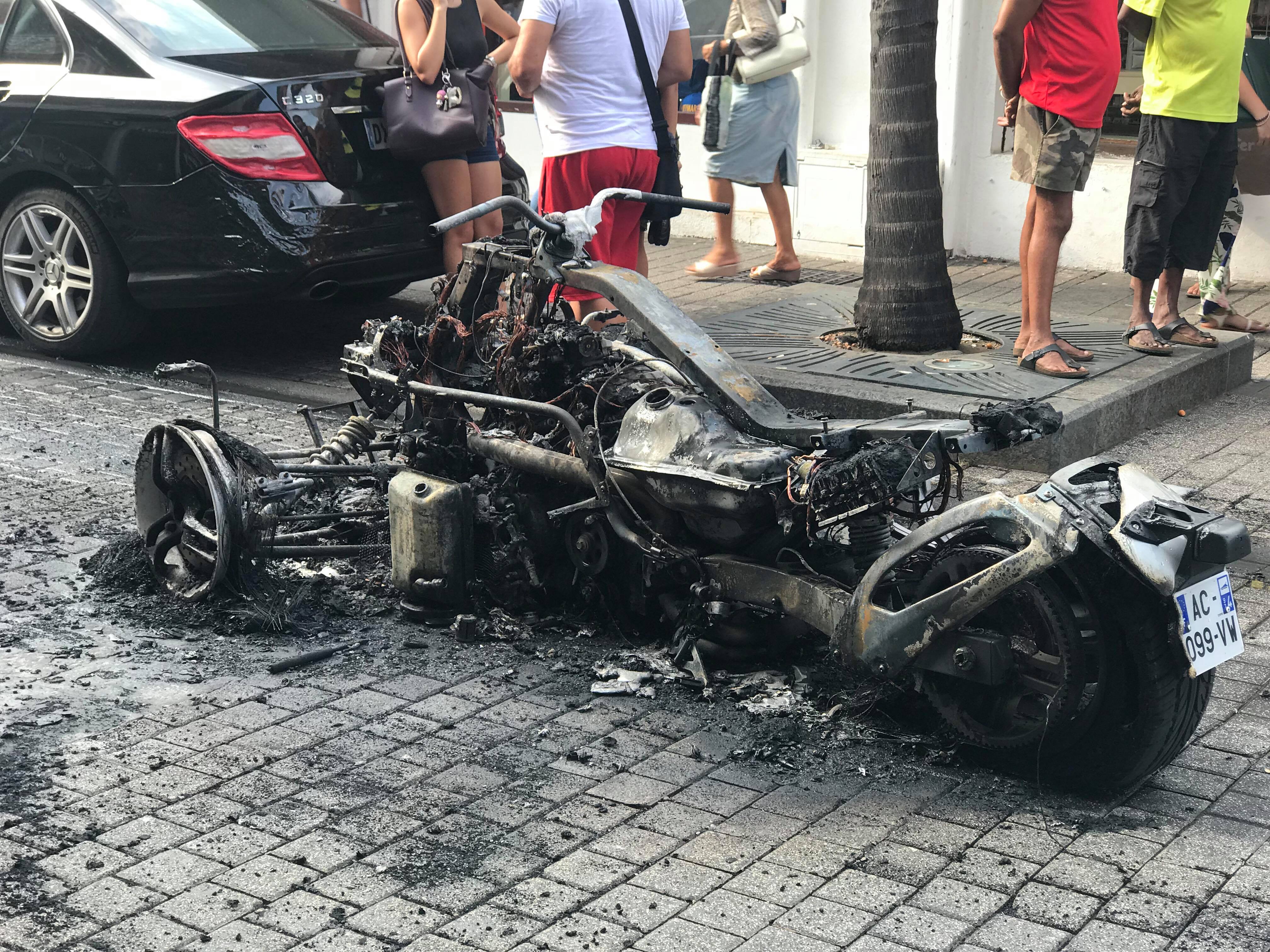 St-Pierre : Une moto à 3 roues détruite par un incendie en plein centre-ville