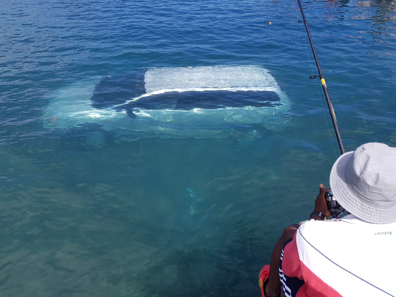 ?Une voiture submergée dans le port de La Possession