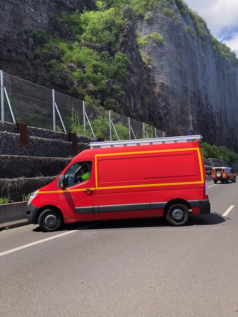 Un cabri pris au piège dans un filet de la route du Littoral