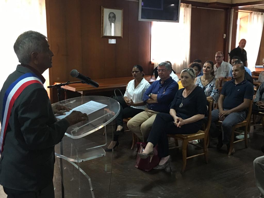 ?? En mairie de Saint-Paul, Marine Le Pen prône une Europe