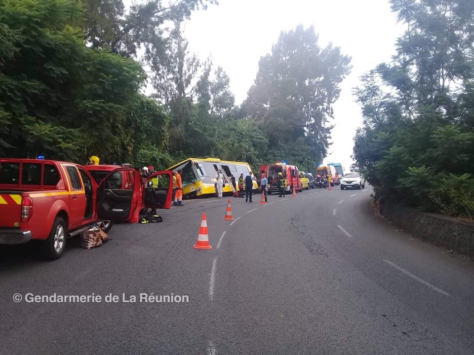 Le Tampon: Un car jaune sur le flanc