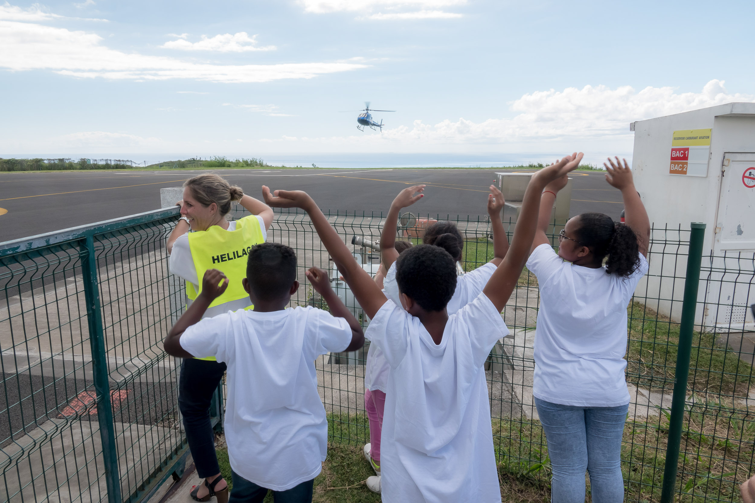 Premier vol à bord d’un hélicoptère  pour les marmailles de 1000 Sourires
