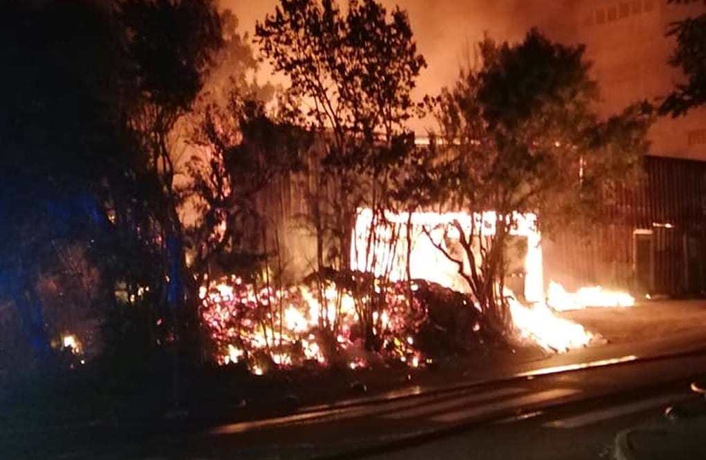 ?Le Bricomat de St-Joseph en proie aux flammes