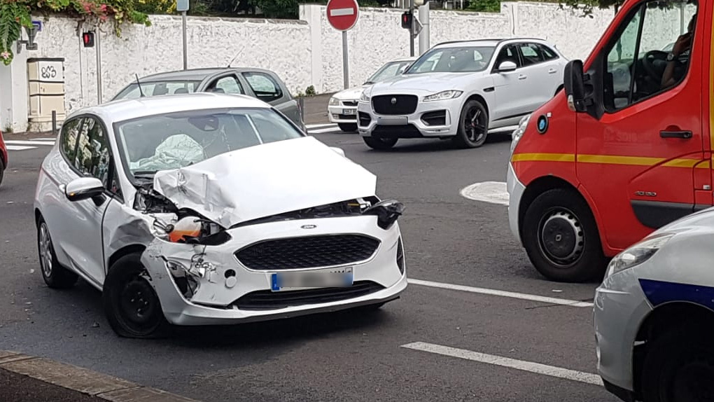? St-Denis : Collision entre une voiture et un poids-lourd
