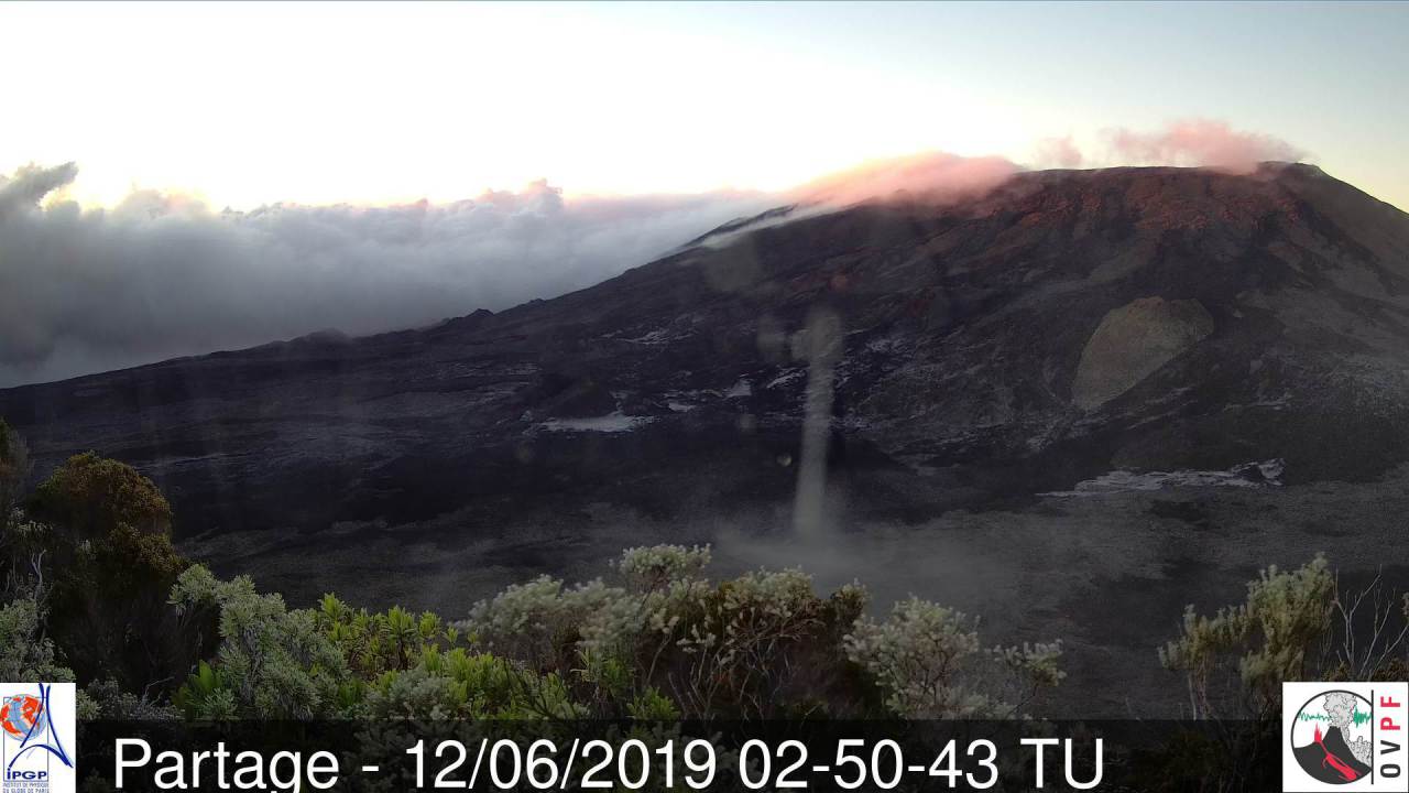 Le vent souffle et le soleil domine, webcams du volcan incluses