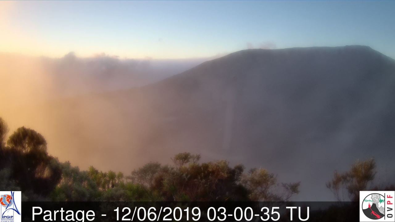 Le vent souffle et le soleil domine, webcams du volcan incluses