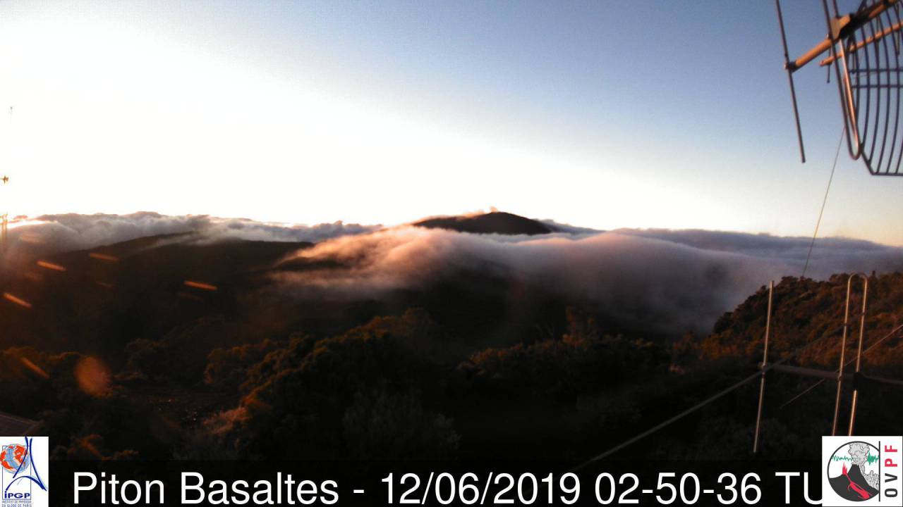 Le vent souffle et le soleil domine, webcams du volcan incluses